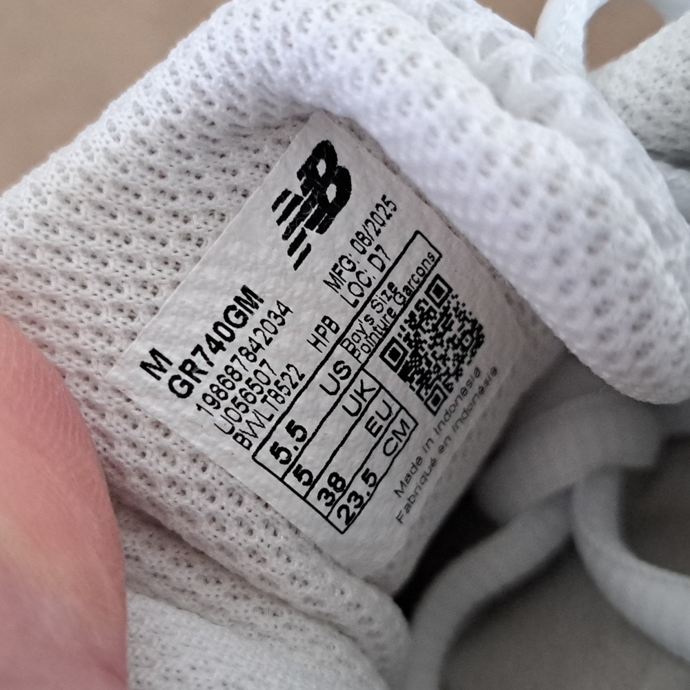New Balance Kids' 740 Sneakers - Color: White/Gold/Black - Size: Kids 5.5 - Picture 9 of 9